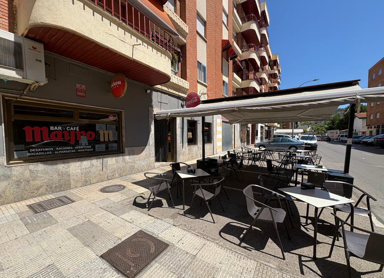 Fachada y terraza de Café Bar Mayro en Cuenca